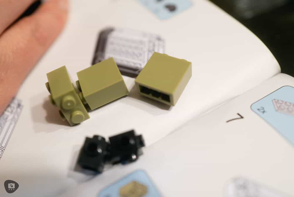 JMBricklayer Botanical Garden Plastic Brick Set (Review) - JMBricklayer construction lego brick review - Macro photo of small green lego pieces