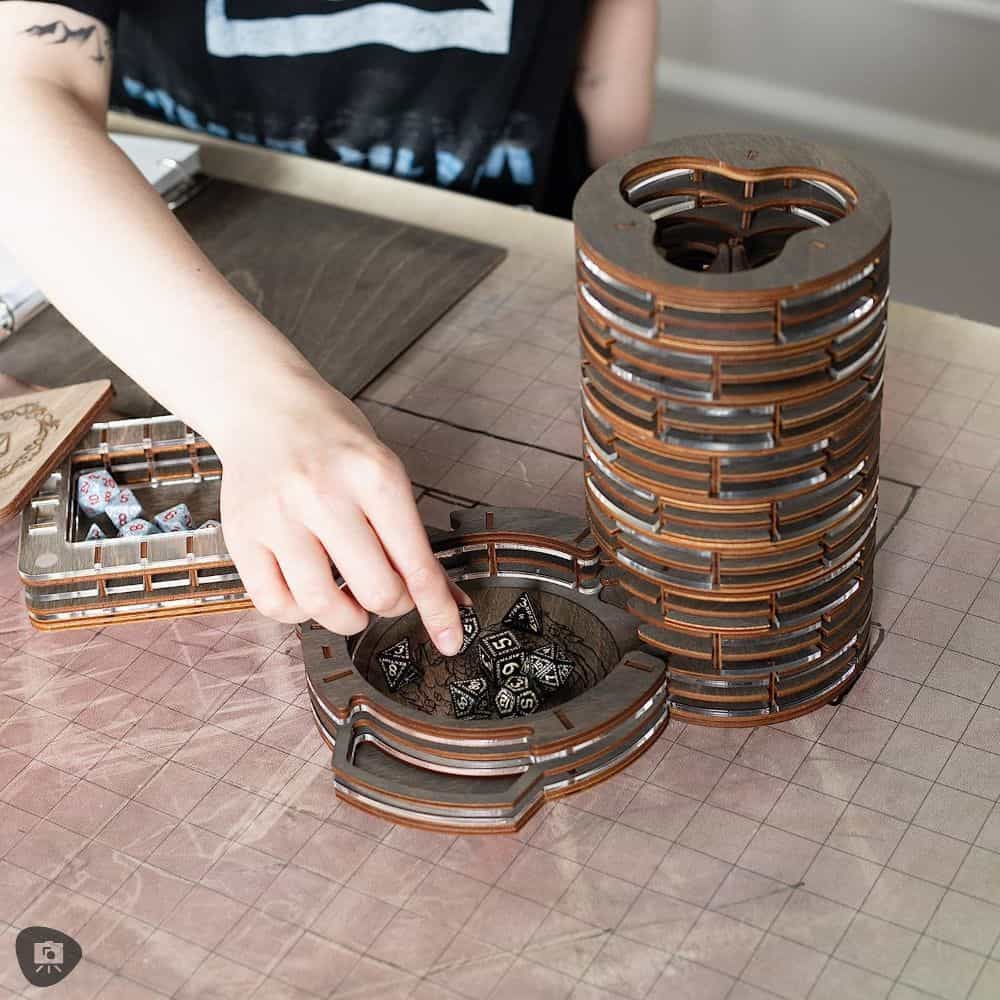 SMONEX Dice Tower Review - Operating the dice tower 