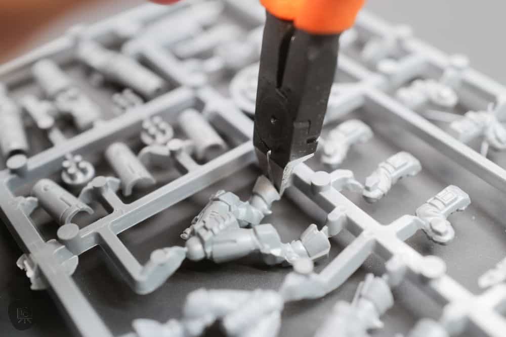 Redgrass Games Sprue Cutter and Precision Nipper Review - RGG sprue cutter RGG precision nipper - Close up of the sprue cutter in action with a plastic model part in the kit