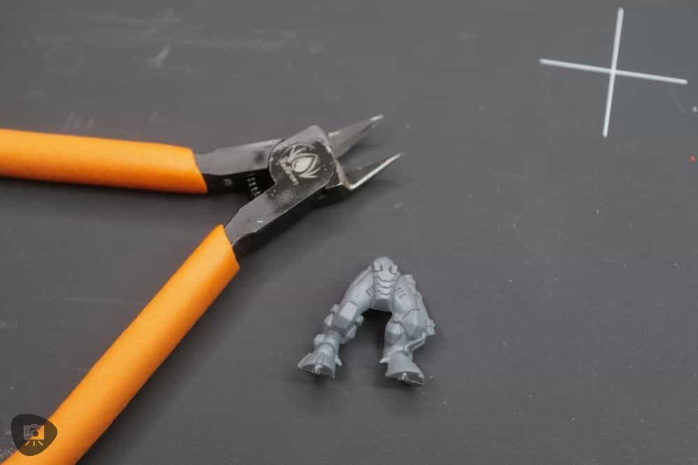 Redgrass sprue cutter with cut off part from the Tau model kit sprue runner