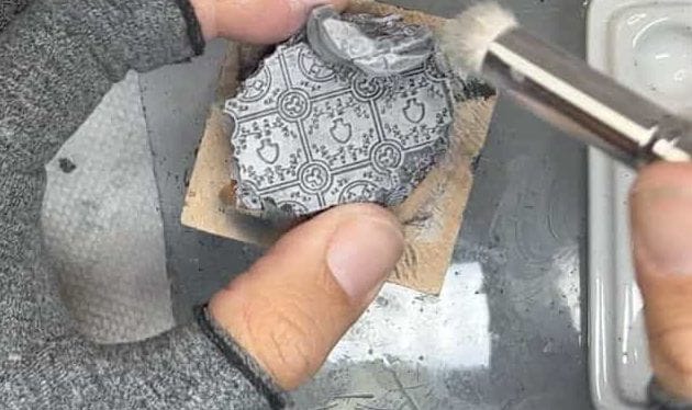 3 ways to use dry brushing on miniatures - dry brushing to highlight and define textures on model base