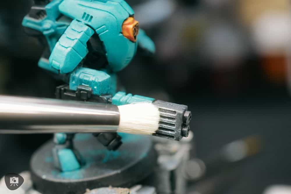 3 ways to use dry brushing on miniatures - dry brushing warhammer 40k Tau power weapon plasma underpainting effect