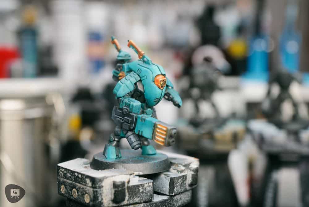 UsHow to Paint Plastic Miniatures (Step-by-Step) - using darkening shades and dark line work to enhance the silhouette of armor plates