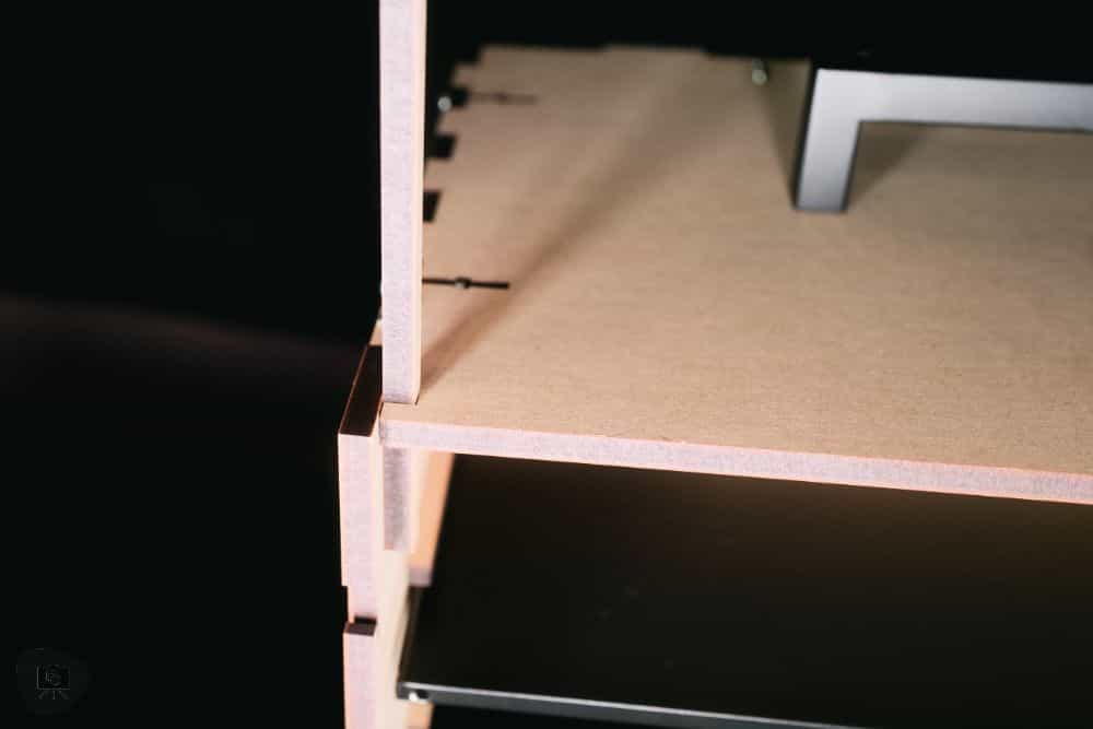 Best Budget Magnetic Miniature Carrying Case - close up wooden dowel locking mechanism for the metal trays