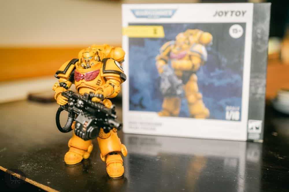 Warhammer 40k JoyToy Action Figure Review - side isometric view of the JoyToy Action figure with box art in the back