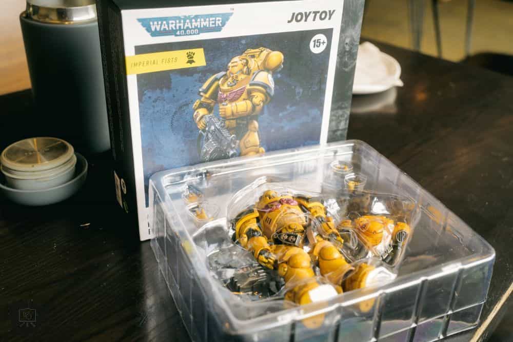 Warhammer 40k JoyToy Action Figure Review - clear plastic tray with action figure inside with parts