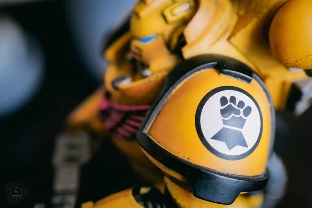 Warhammer 40k JoyToy Action Figure Review - Imperial fist icon decal on should of the action figure