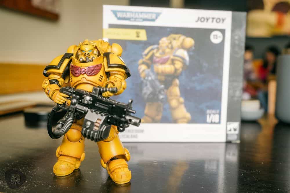 Warhammer 40k JoyToy Action Figure Review - Heroic pose frontal view