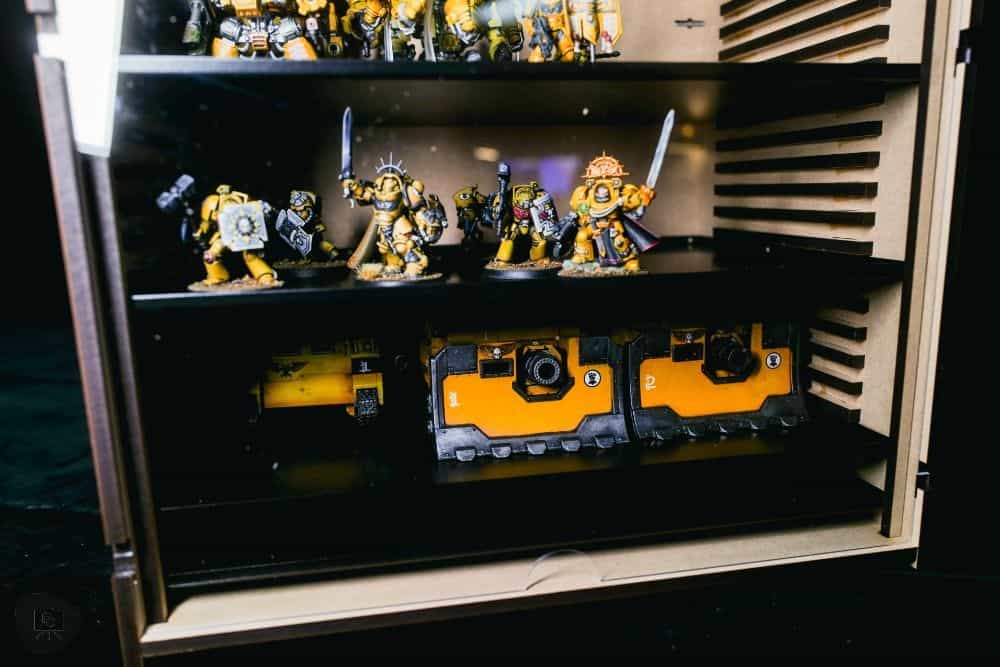 Best Budget Magnetic Miniature Carrying Case - Tanks fit inside the bottom metal tray of the case