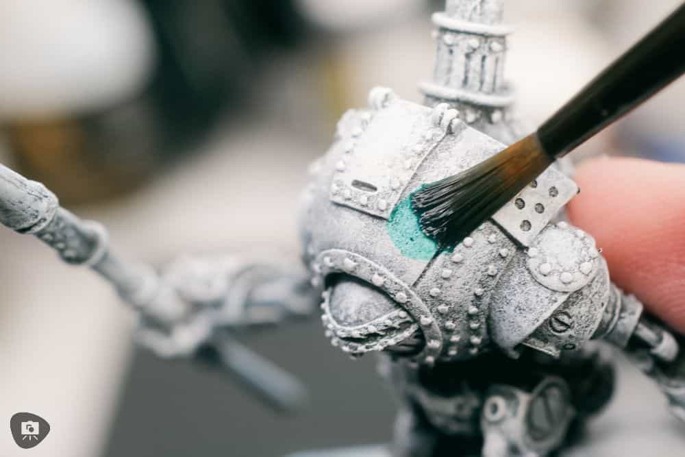Zenithal Dry Brushing to "SlapChop" Paint Miniatures - applying green translucent glaze over under painted model 