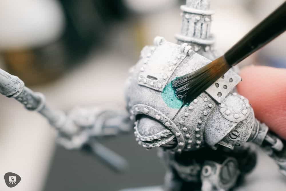 Zenithal Dry Brushing to "SlapChop" Paint Miniatures - applying green translucent glaze over under painted model