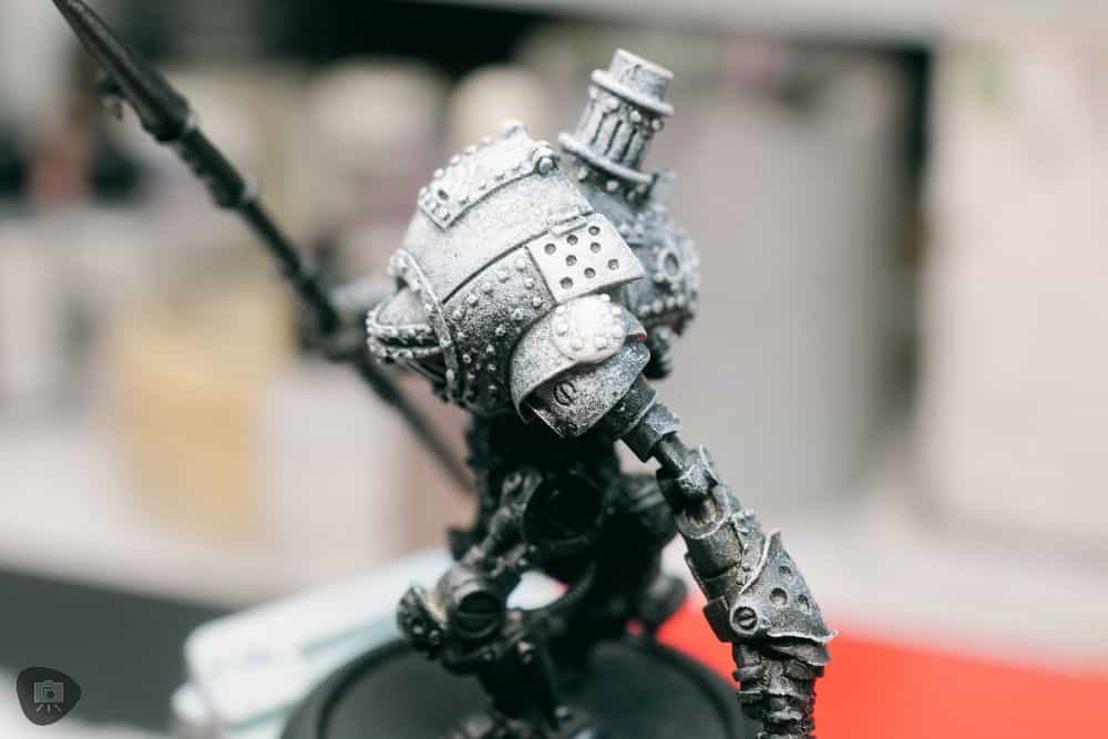 Zenithal highlight over a model using black and white paint