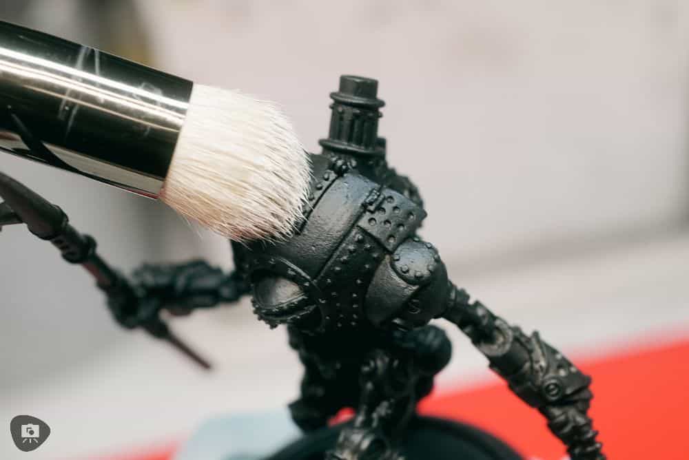 Zenithal Dry Brushing to "SlapChop" Paint Miniatures -  Close up dry brush on surface of black base coat of model