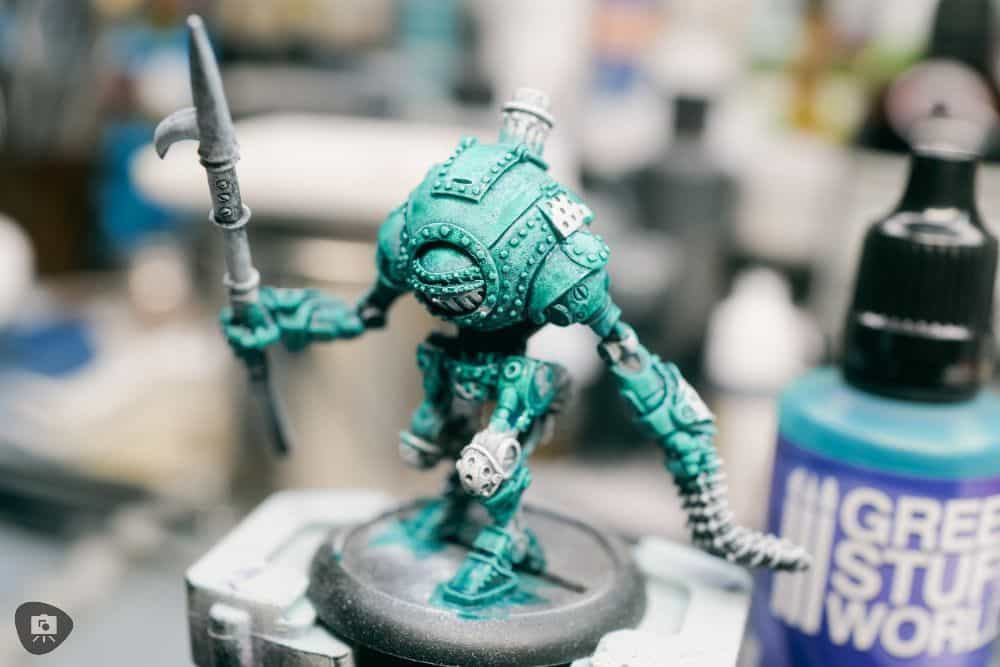 Zenithal Dry Brushing to "SlapChop" Paint Miniatures - green glaze from dipping ink applied over entire armored surface of the miniature