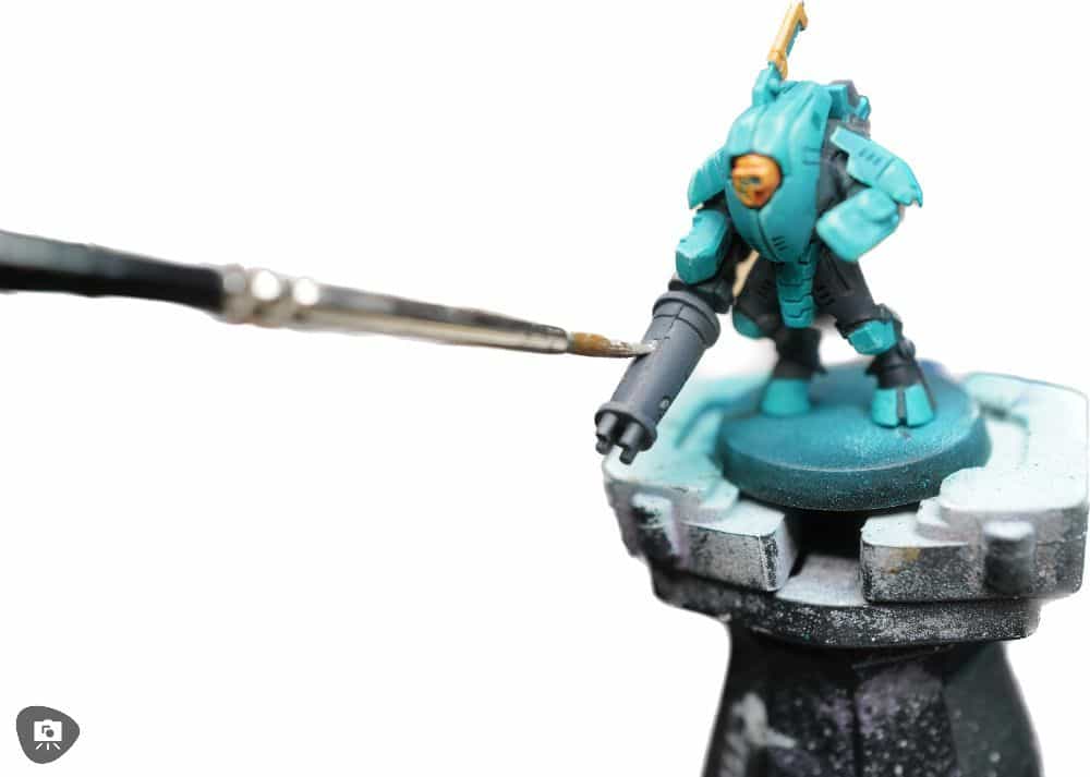 Zenithal Dry Brushing to "SlapChop" Paint Miniatures - painting a tau model using a pointed rounder brush
