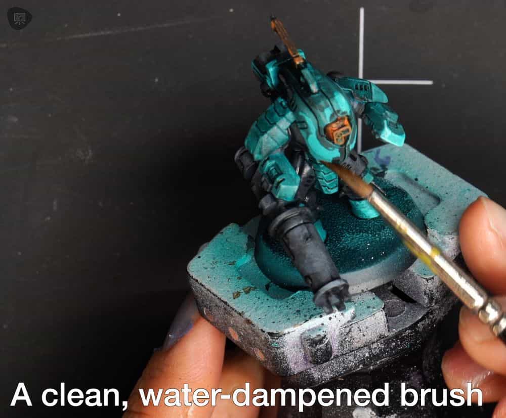 How to Shade Panel Lines and Recesses with Watercolor (Fast and Simple) - close up of the clean up of residual watercolor paints on the miniature