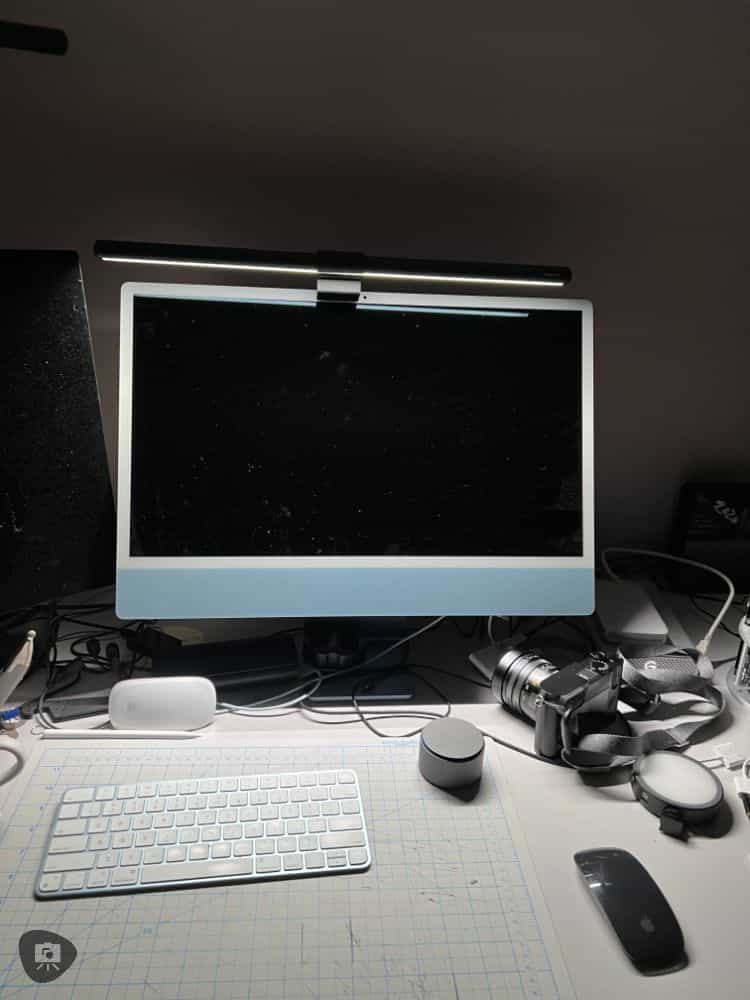 Closer view of the Quntis light bar on my iMac illuminating my desk top