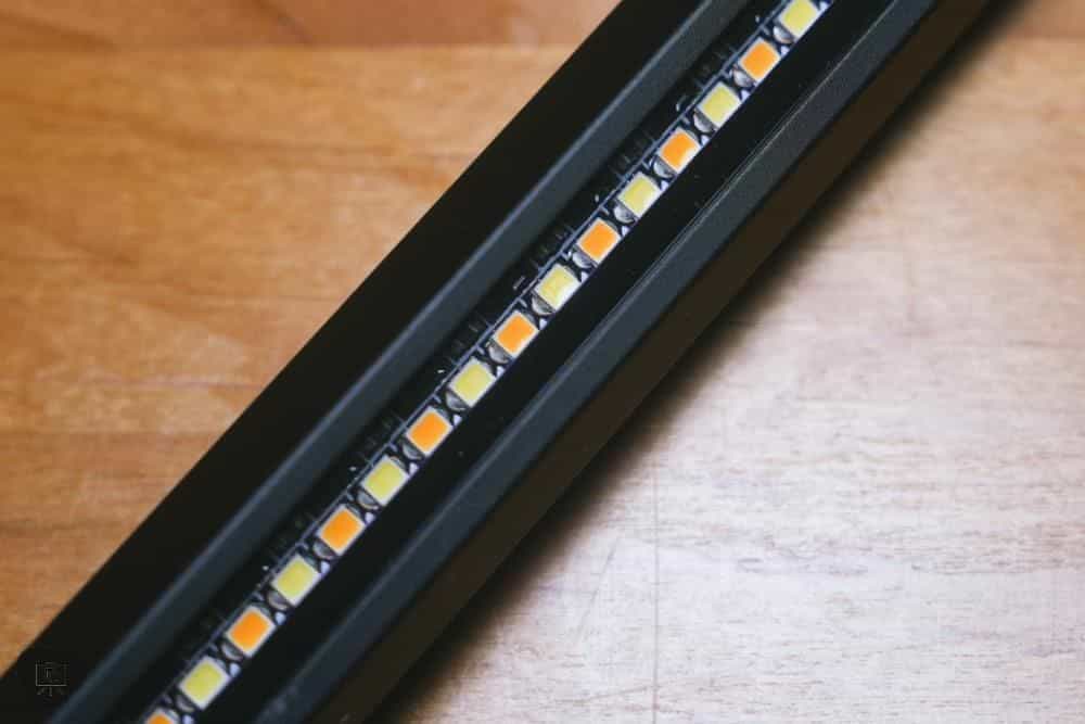 Quntis Monitor Light with RGB Backlight review - LED diode array linear arrangement