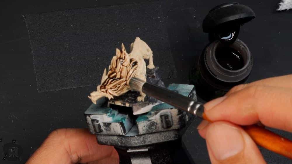 Speed Painting Board Game Miniatures: A Step-by-Step Guide - Applying an agrax earthshade wash on a miniature