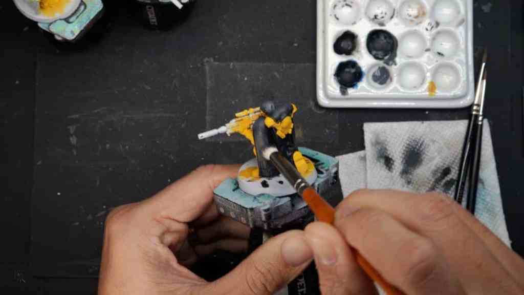 How to paint black on miniatures - tips steps - dry brushing work in progress, highlighting black 